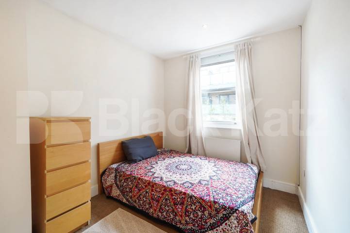 Boasting over 1350 Sq.Ft. of living and entertaining space Marcia Road, London Bridge